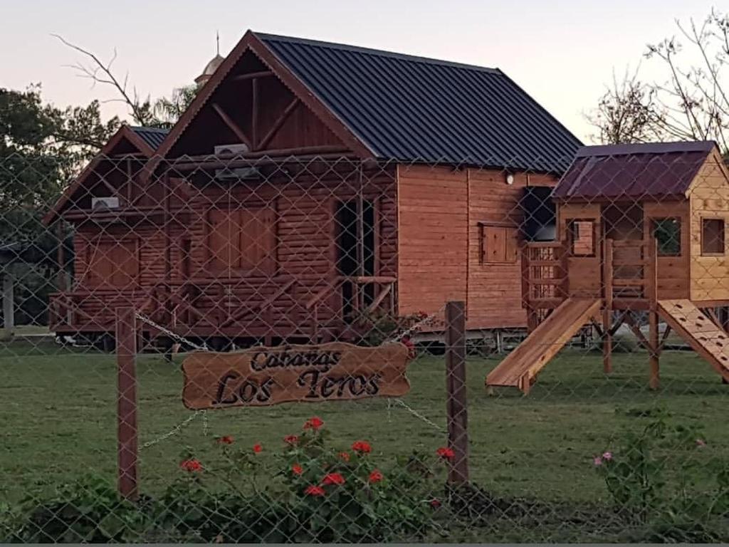 una cabaña de madera con un cartel delante en Los Teros en Goya