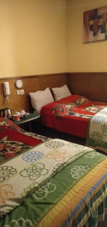 Postel nebo postele na pokoji v ubytování Cemara Indah Hotel