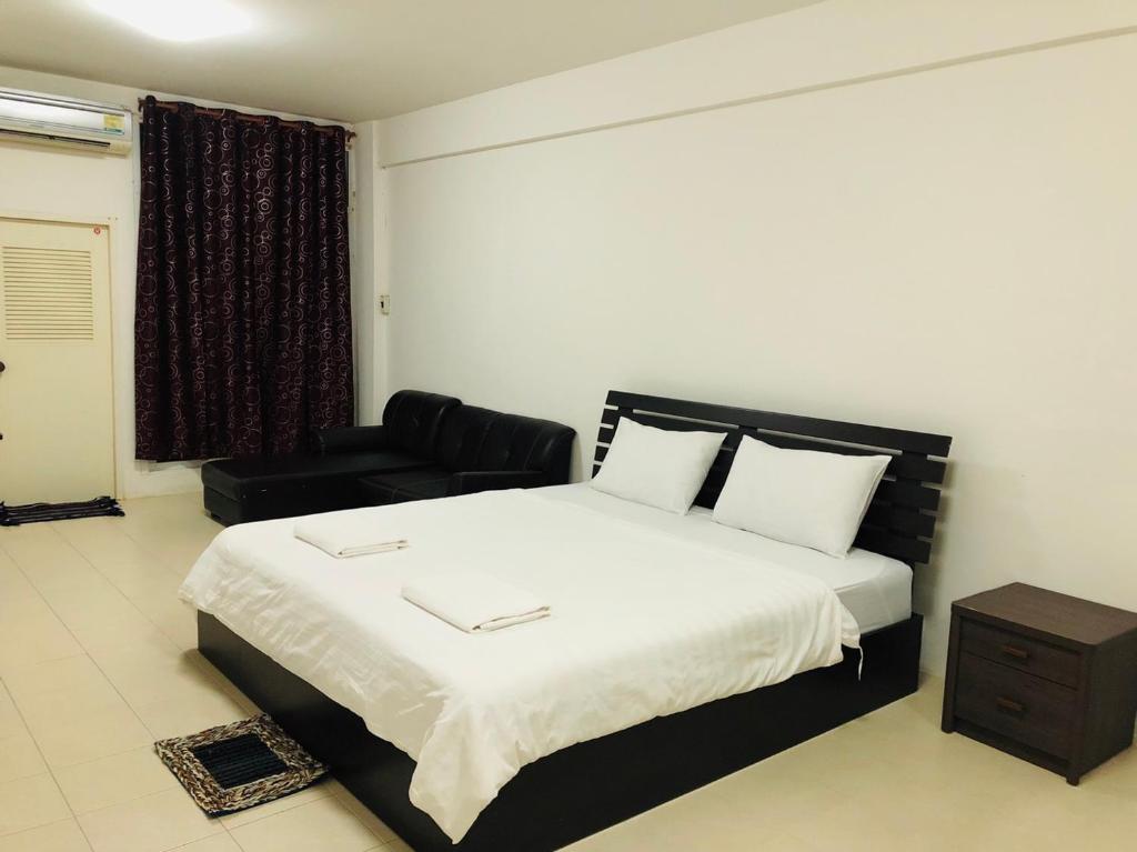 1 dormitorio con 1 cama grande y 1 sofá en VK &Residence, en Kanchanaburi