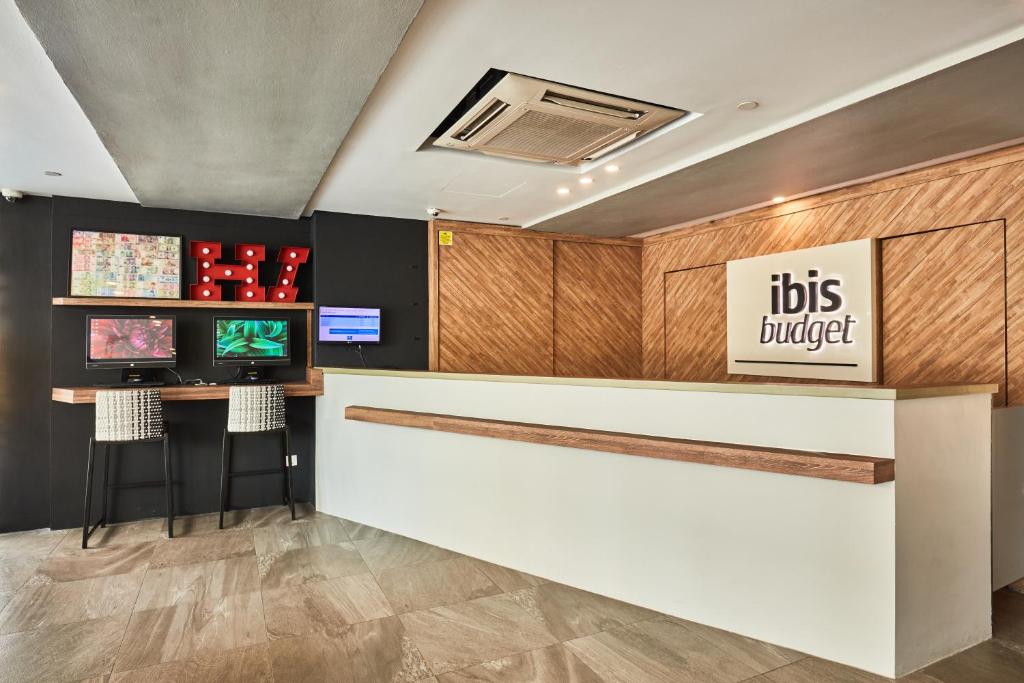 Lobby o reception area sa ibis budget Singapore Pearl