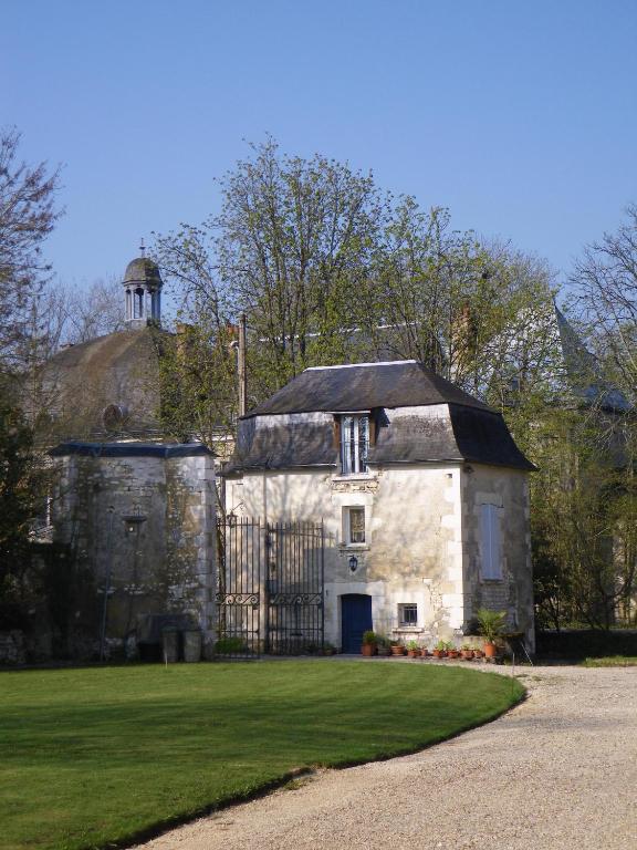 un ancien bâtiment en pierre avec une tour en haut dans l'établissement La Petite Varenne, à Turny