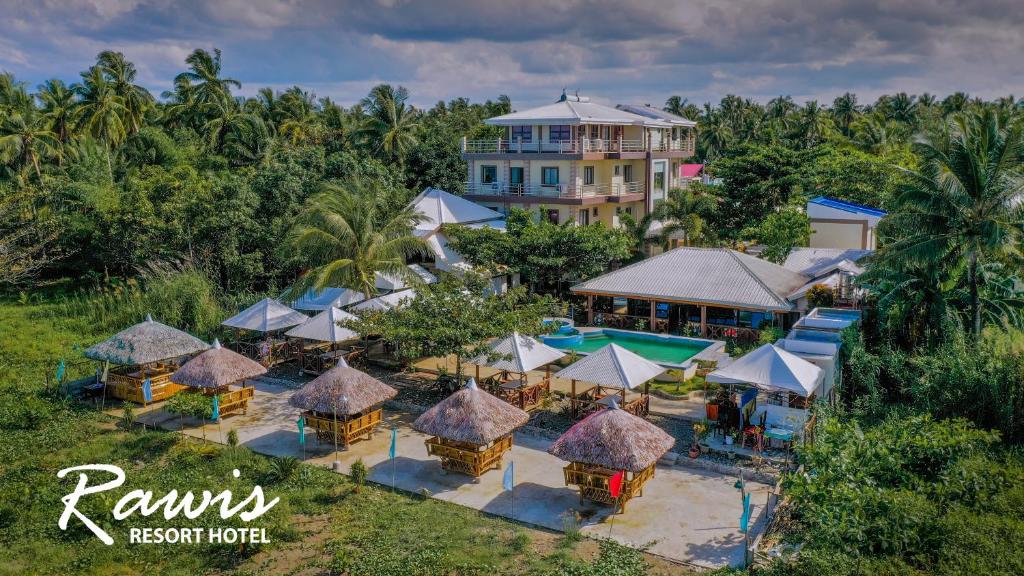 een luchtzicht op een resort met tafels en parasols bij Rawis Resort Hotel and Restaurant in Borongan