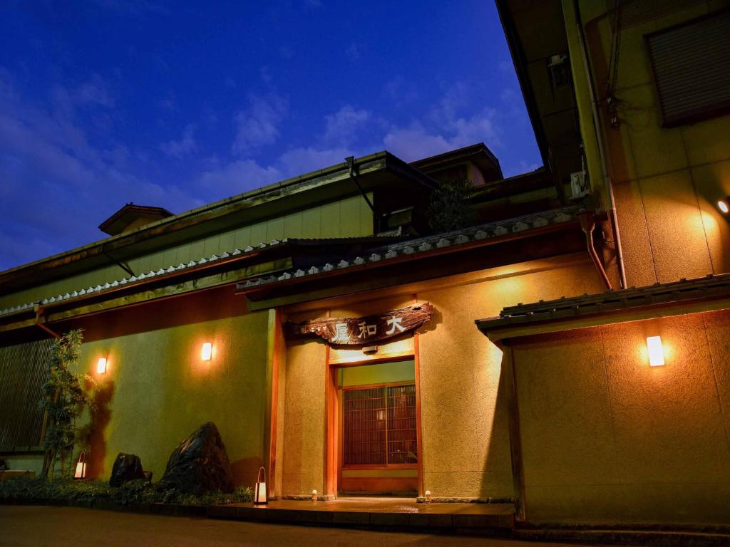 un edificio con una porta con luci di Yamatoya Besso a Matsuyama