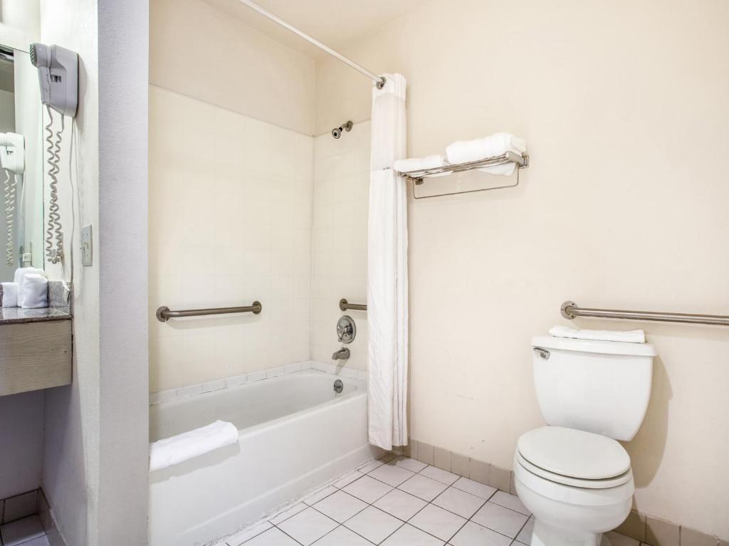 Ein Badezimmer in der Unterkunft Arlington Motor Inn