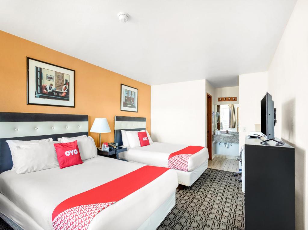 Ein Bett oder Betten in einem Zimmer der Unterkunft Arlington Motor Inn