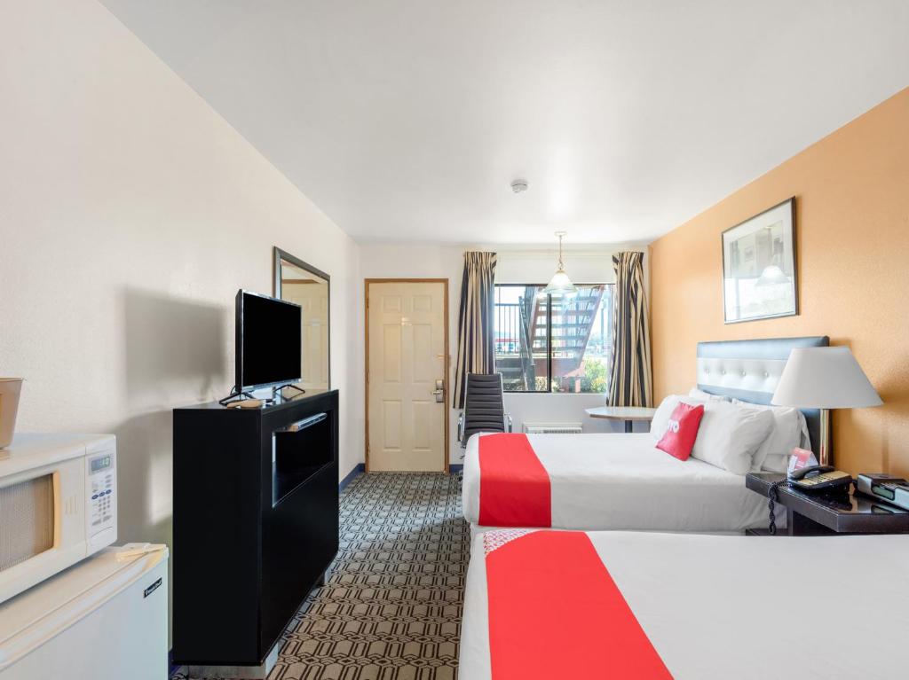 Habitación de hotel con cama y TV de pantalla plana. en Arlington Motor Inn, en Arlington
