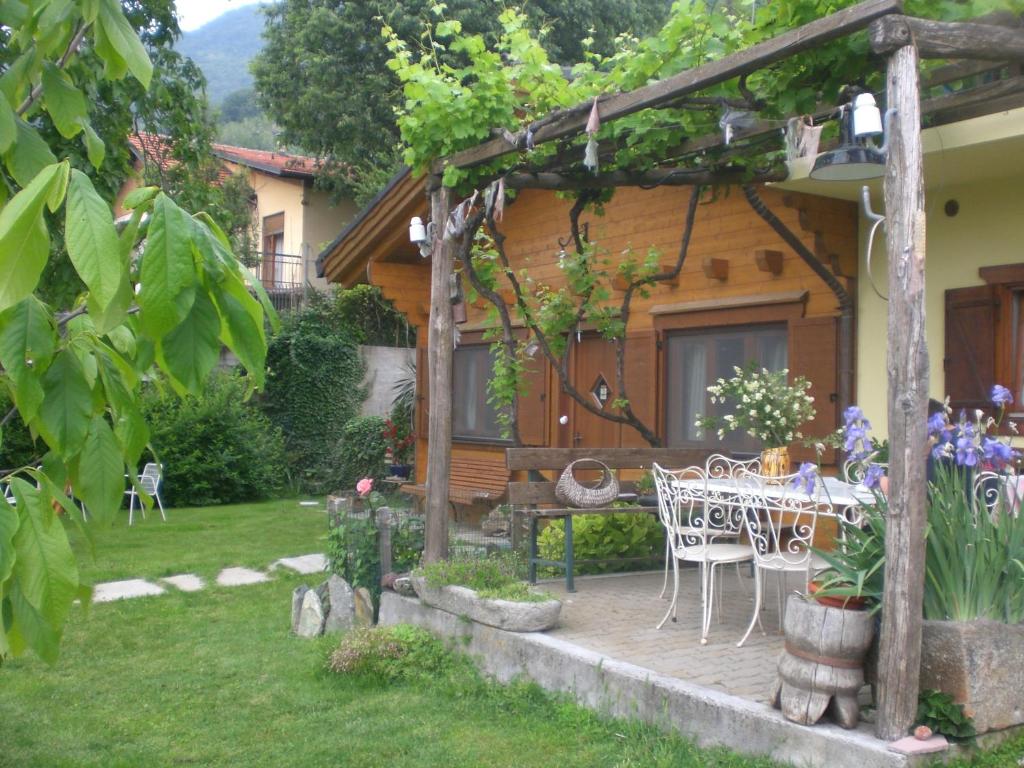 a patio with a table and chairs in front of a house at Pera Rionda in Caprie