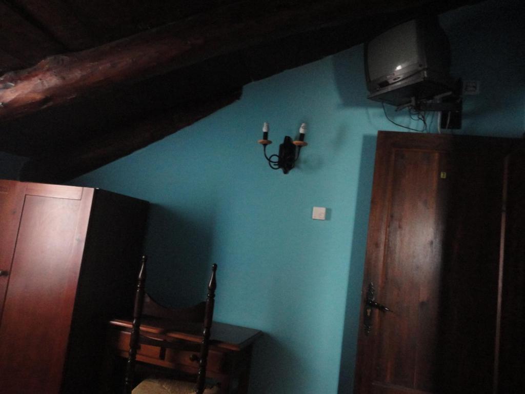 A television and/or entertainment centre at Hostal Venta Liara