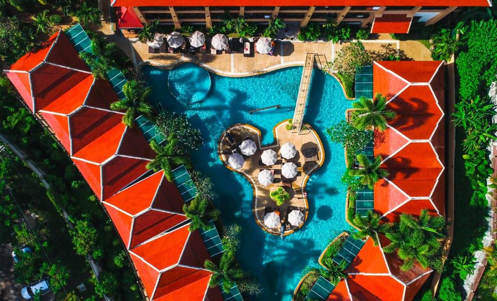 een luchtzicht op een resort met een zwembad bij Aonang Orchid Resort - SHA Extra Plus in Ao Nang Beach