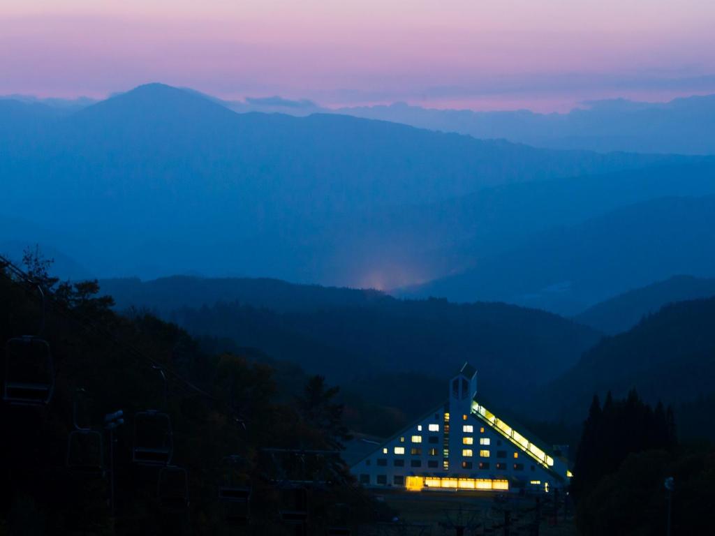 Nespecifikovaný výhled na hory nebo výhled na hory při pohledu z hotelu