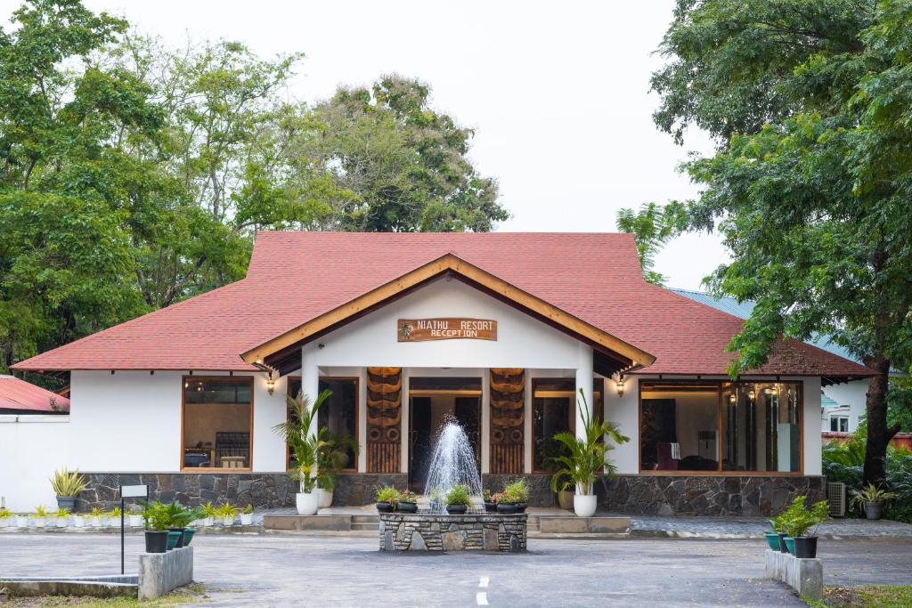 ein Gebäude mit einem Brunnen davor in der Unterkunft Zone Niathu Dimapur By The Park in Dimapur