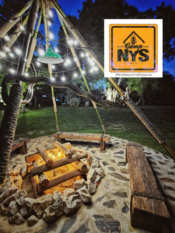 穆克莱克Camp NYS Campsite的公园里的篝火坑旁立着一块牌子