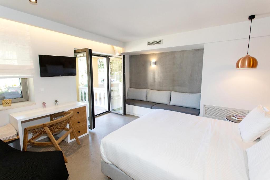Postel nebo postele na pokoji v ubytování Anemolia Parga Suites
