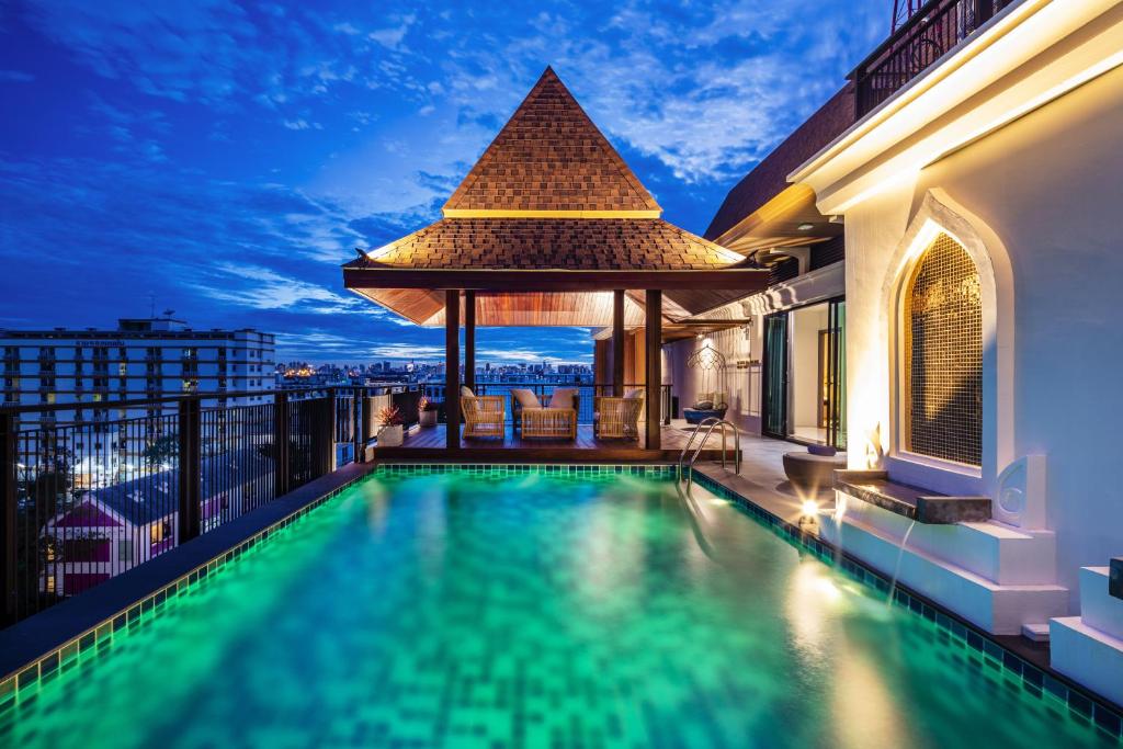 una piscina en la azotea de un edificio con cenador en The Grand Sala Thai en Bangkok