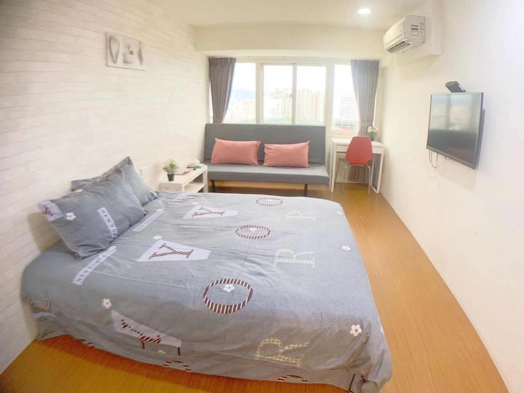 1 dormitorio con 1 cama grande en una habitación en 星霖之家, en Taichung