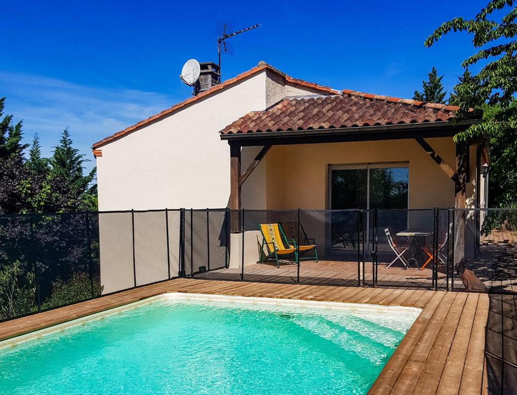 uma casa com piscina em frente a uma casa em VILLA PECH DE DURAND VILLENEUVE SUR LOT em Villeneuve-sur-Lot