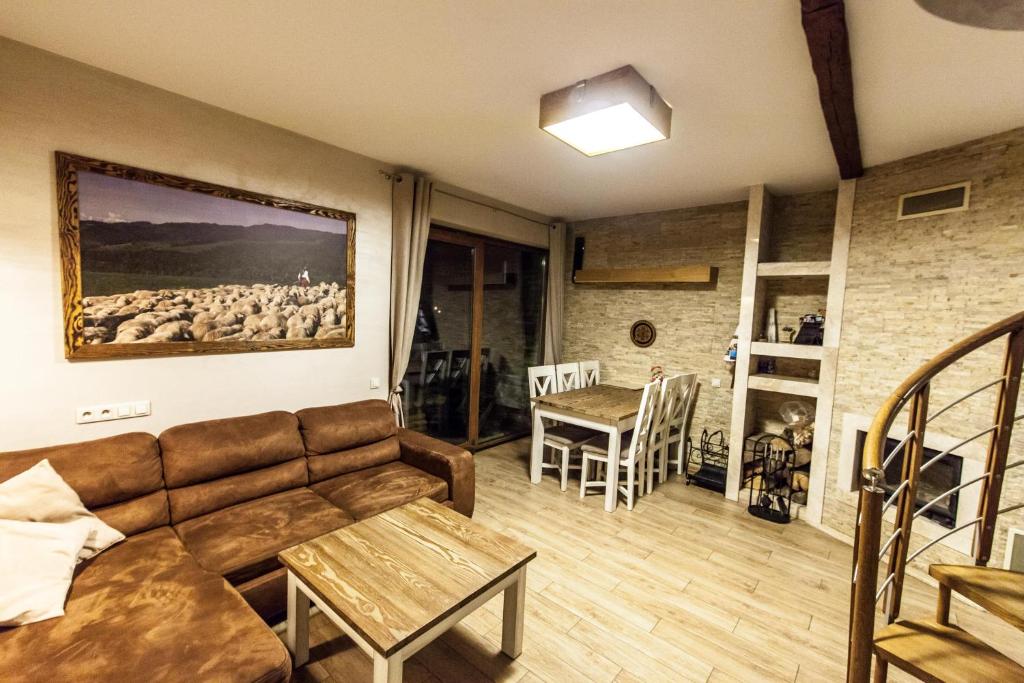 ein Wohnzimmer mit einem Sofa und einem Tisch in der Unterkunft Nasze Pieniny in Szczawnica