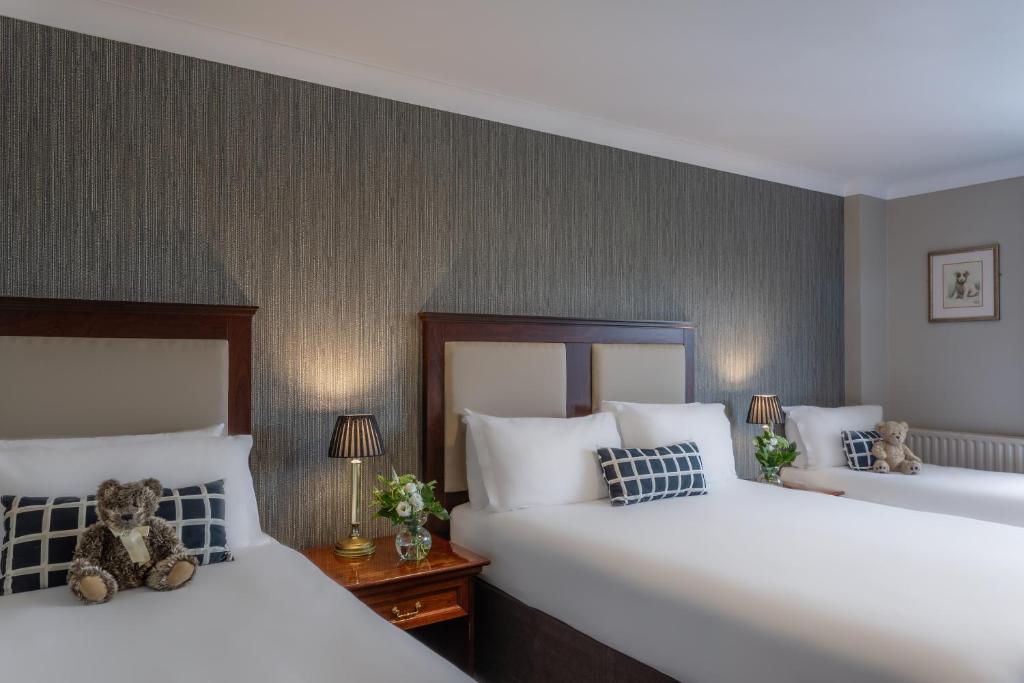 Postel nebo postele na pokoji v ubytování Dooley's Hotel