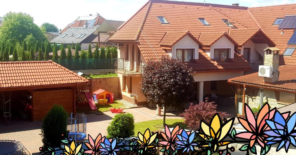 un modelo de casa con jardín en B&B Penzión Magura en Bardejov