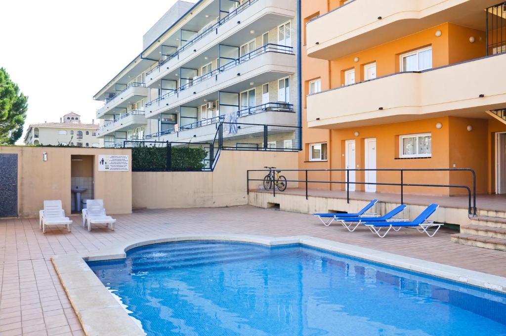 una piscina frente a un edificio en RVHotels Apartamentos Els Salats, en L'Estartit