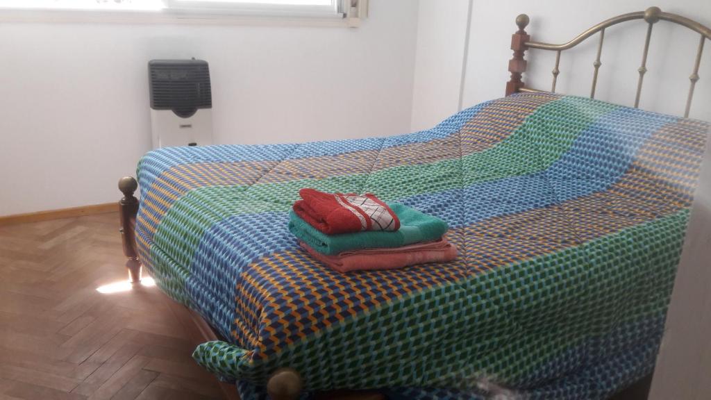 una cama con dos almohadas encima en COSTANERA en Rosario
