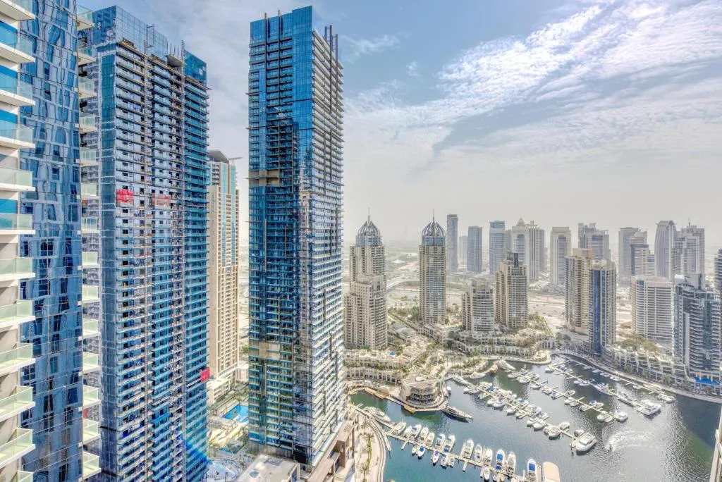 R&H - Stunning 2BR in the twisted Cayan Tower, Close to Beach, Alantos, United Arab Emirates