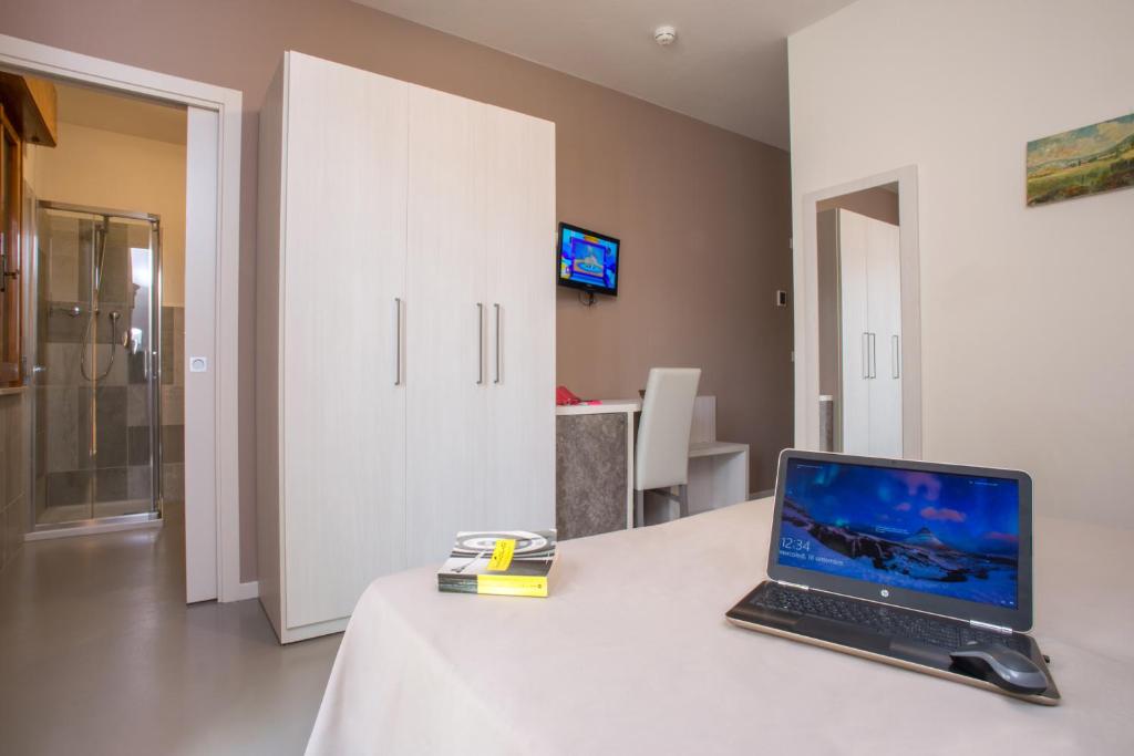TV a/nebo společenská místnost v ubytování Hotel Maioli - Colazione XXL fino alle 12