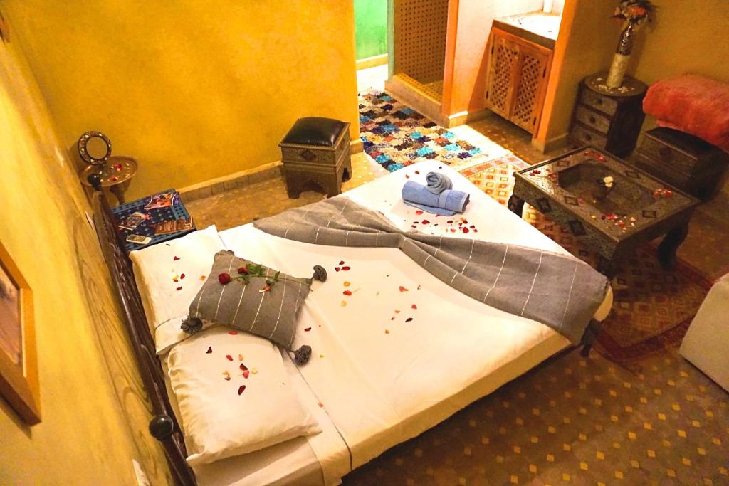 Postel nebo postele na pokoji v ubytování Riad Layla Rouge