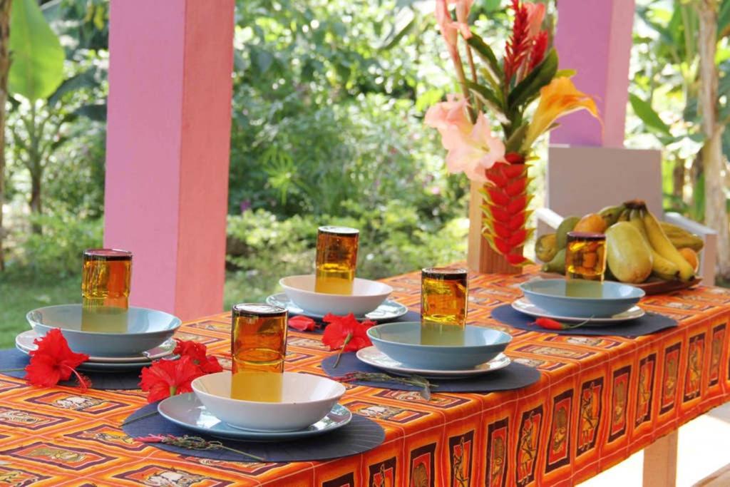 una mesa con tazones y platos de comida. en BEMA FARM, en São José