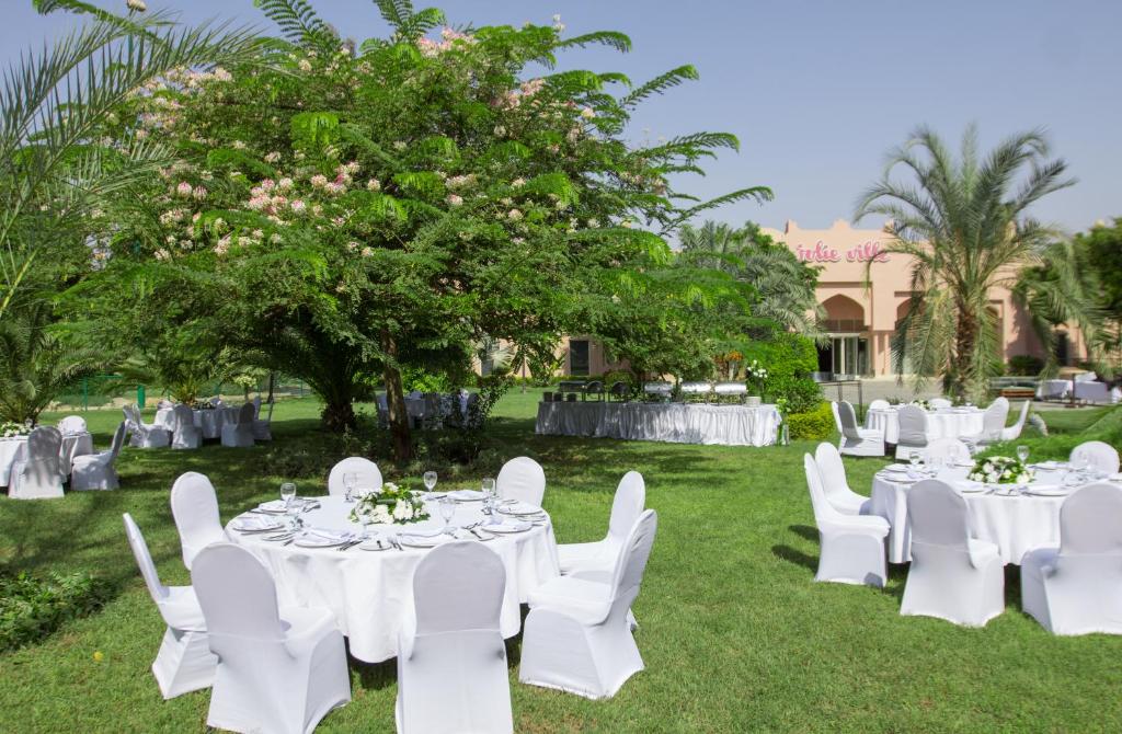 Um jardim em Jolie Ville Hotel & Spa Kings Island Luxor