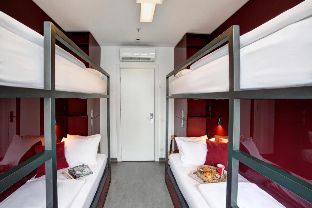 Postel nebo postele na pokoji v ubytování Wabi Hostels
