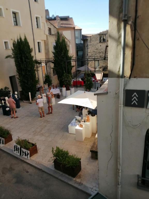 un groupe de personnes se promenant autour d'une cour dans l'établissement LE PETIT VENTOUX VILLAGE, à Malaucène