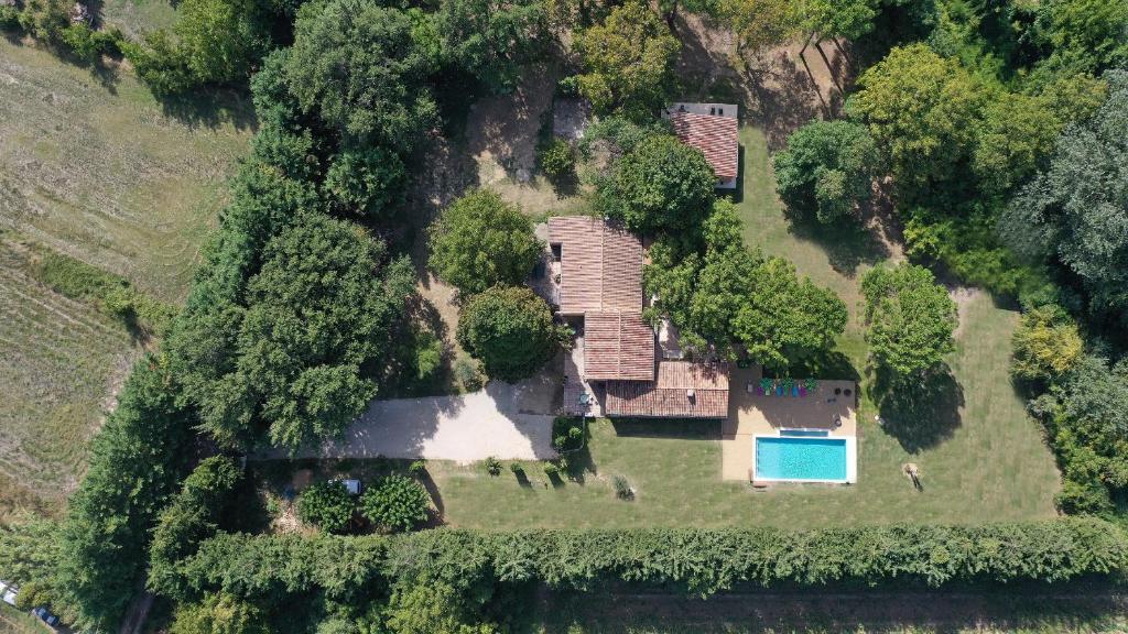 una vista aerea di una casa con piscina di L'eau vive a Saint-Martin-de-la-Brasque