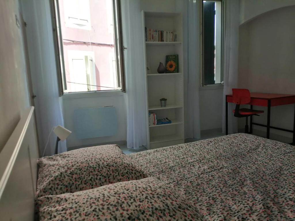 Tempat tidur dalam kamar di LE PETIT VENTOUX VILLAGE