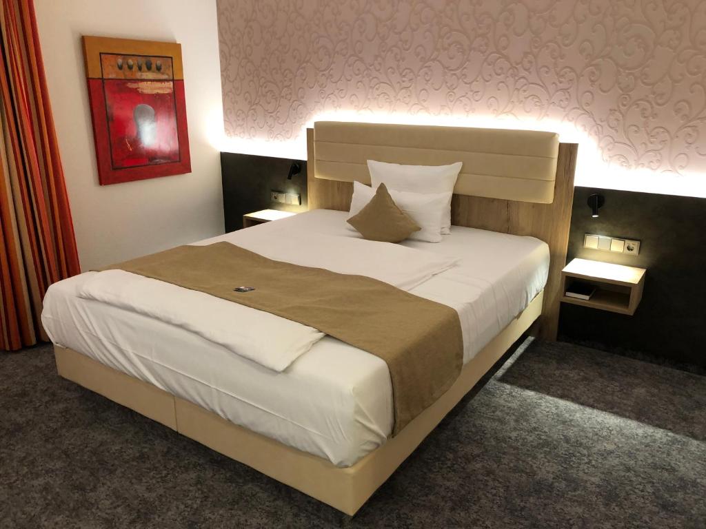 Postel nebo postele na pokoji v ubytování Hotel Merkur
