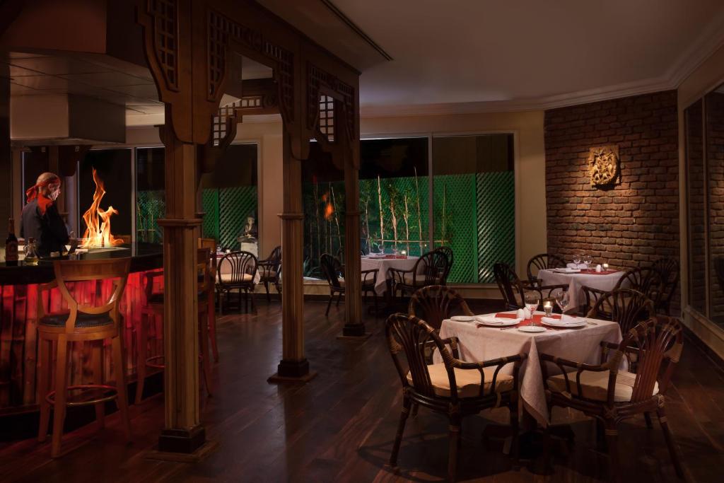 Um restaurante ou outro lugar para comer em Jolie Ville Hotel & Spa Kings Island Luxor
