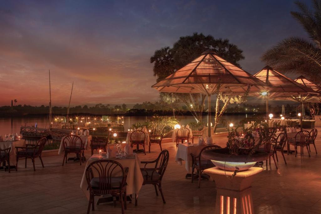Um restaurante ou outro lugar para comer em Jolie Ville Hotel & Spa Kings Island Luxor