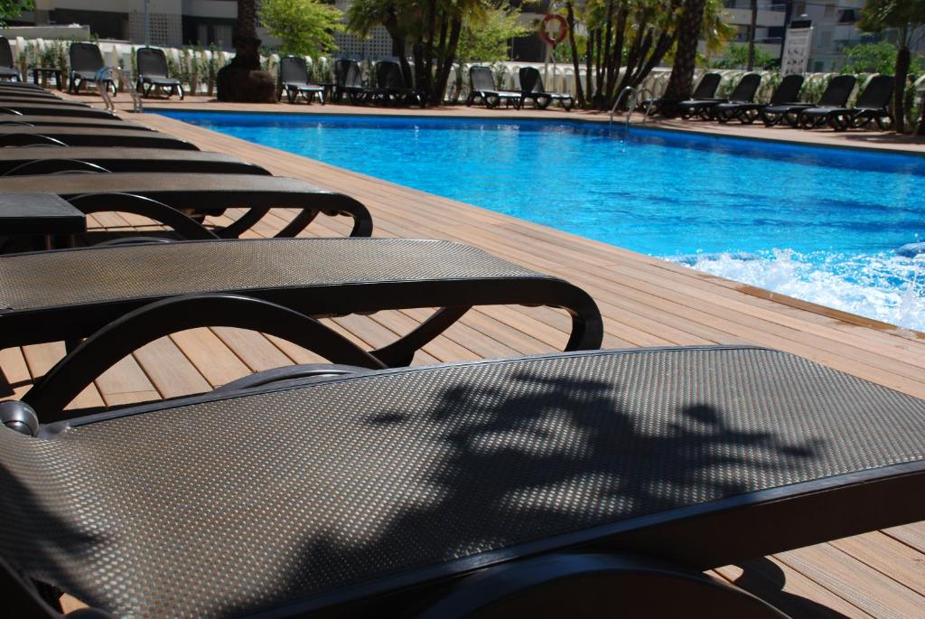Bazén v ubytování Hotel Los Robles nebo v jeho okolí