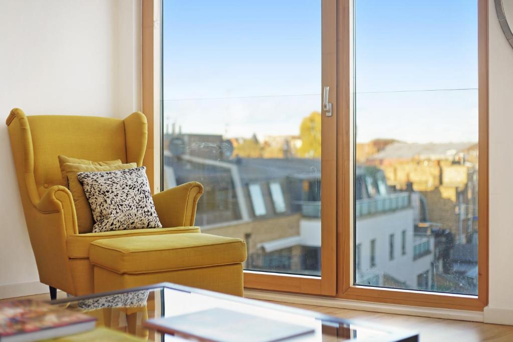 Posezení v ubytování 1 Bedroom Stylish Apartment near Regents Park FREE WIFI & AIRCON by City Stay Aparts London