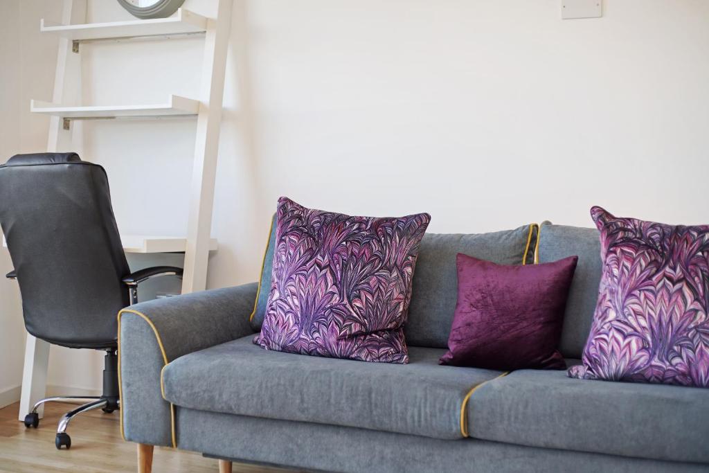 Posezení v ubytování 1 Bedroom Stylish Apartment near Regents Park FREE WIFI & AIRCON by City Stay Aparts London
