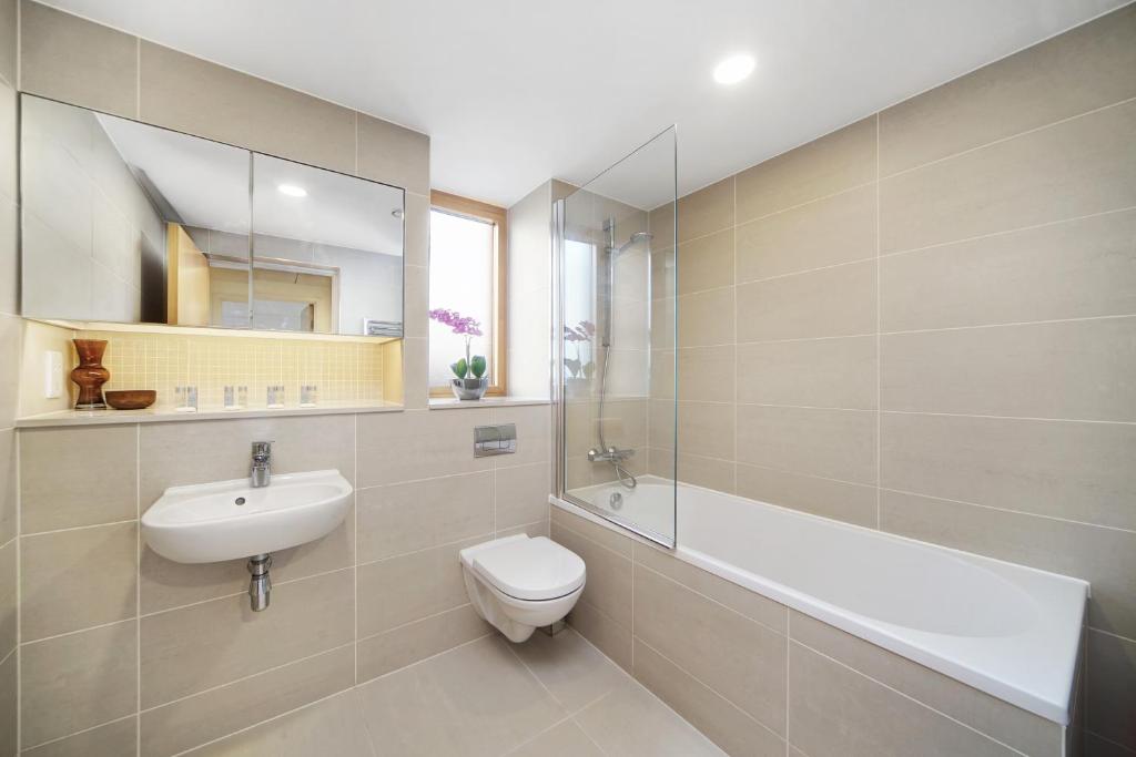 Koupelna v ubytování 1 Bedroom Stylish Apartment near Regents Park FREE WIFI & AIRCON by City Stay Aparts London