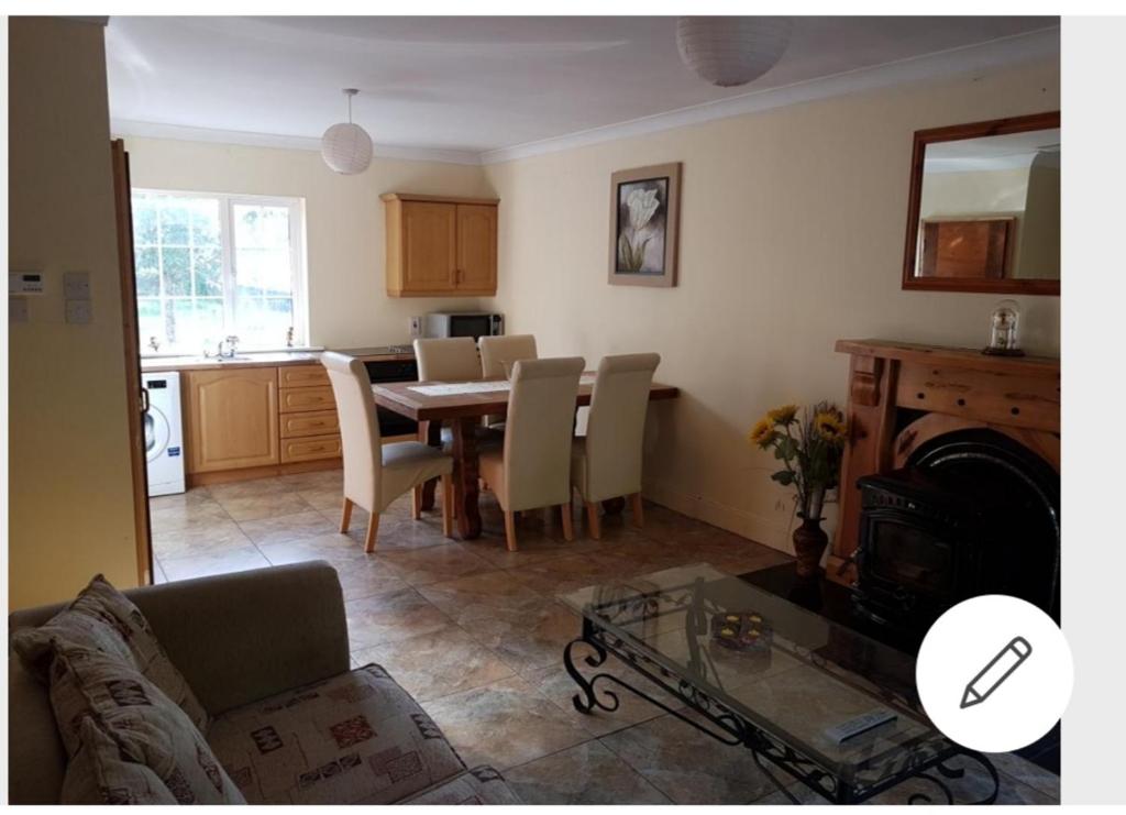 Una cocina o cocineta en Mullaghbeag Lodge