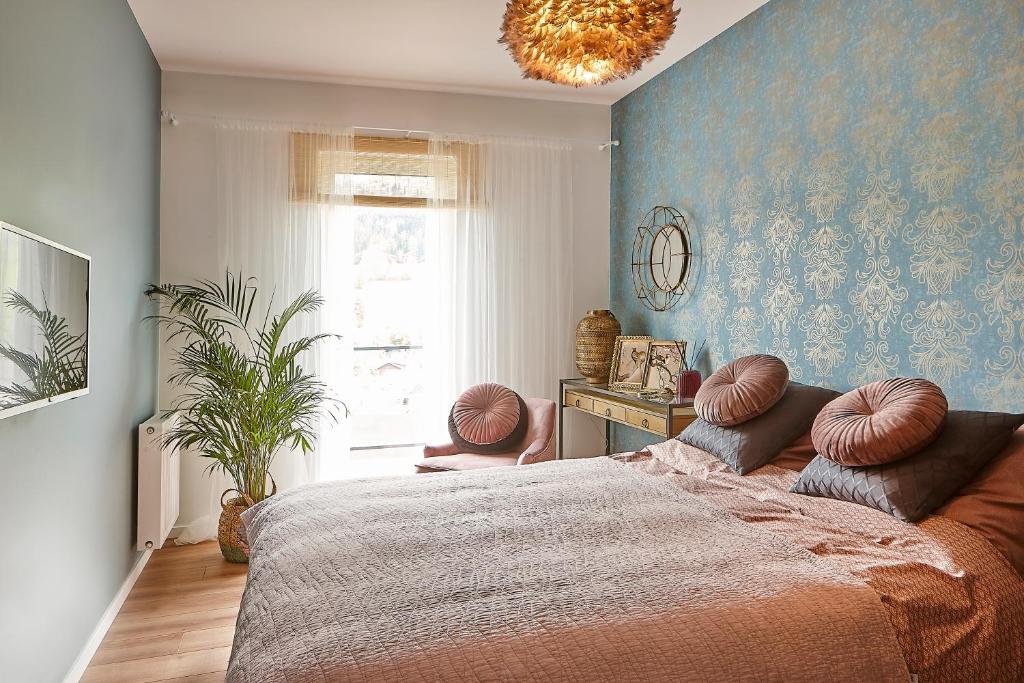 een slaapkamer met een groot bed met kussens erop bij Apartament Balance z prywatną sauną in Szczyrk