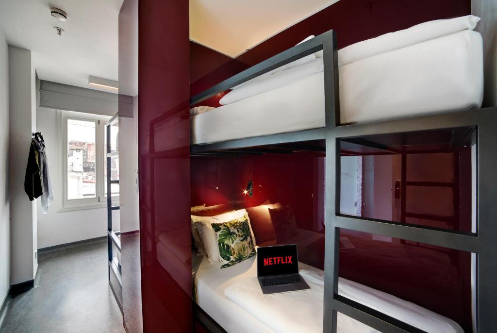 Postel nebo postele na pokoji v ubytování Wabi Hostels