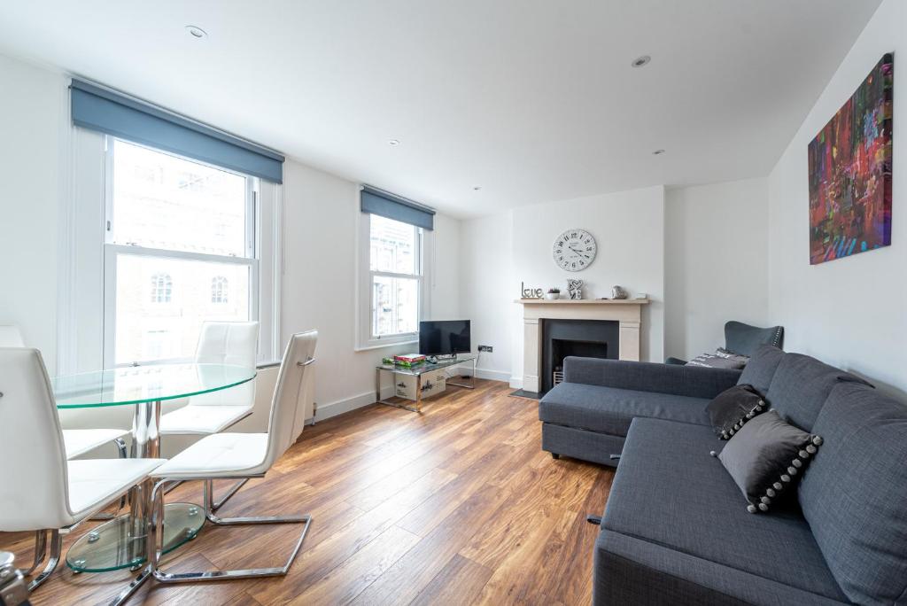 a living room with a couch and a table at Gorgeous Apartment by Hyde Park (SS4) in London