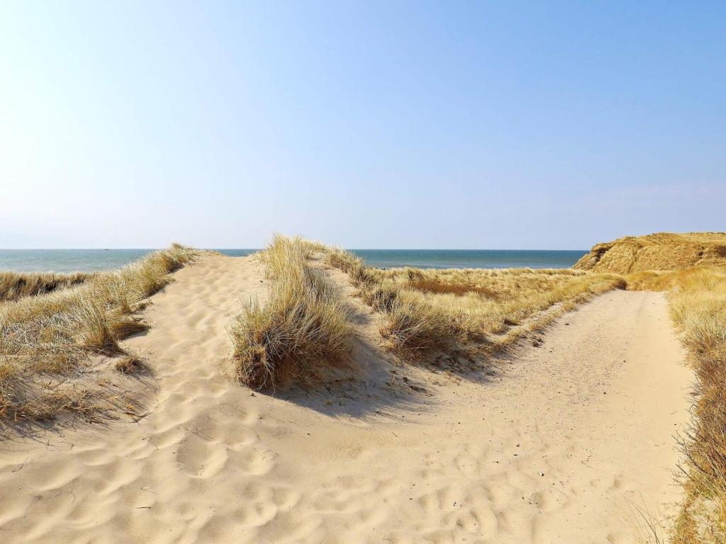 a dirt road leading to the ocean on a beach at Holiday home Lemvig XXI in Lemvig