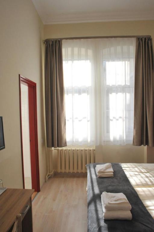 Postel nebo postele na pokoji v ubytování Piros Arany Panzió Kalocsa