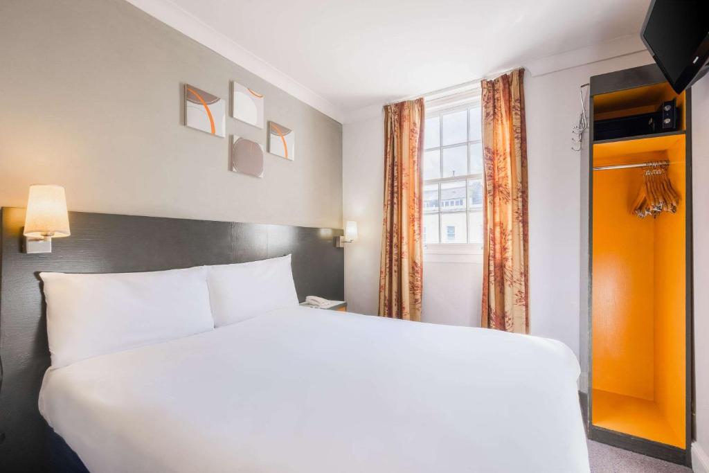 Säng eller sängar i ett rum på Comfort Inn London - Westminster