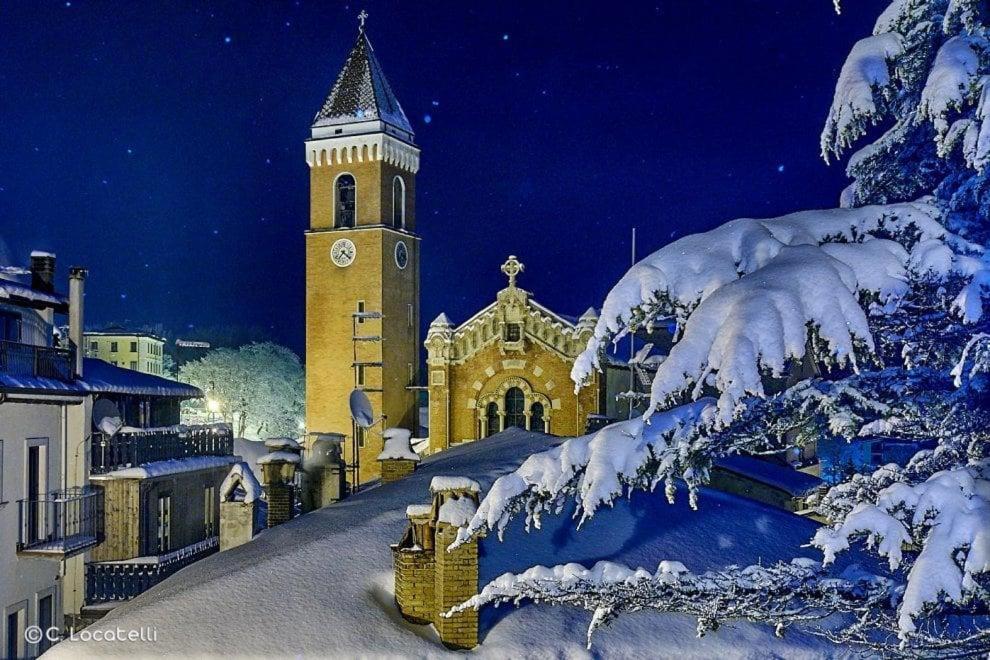 um edifício com uma torre de relógio na neve em SNOW HOUSE em Rivisondoli