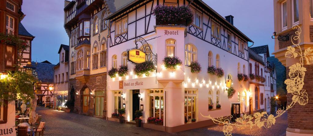 Hotel am Markt Bacharach في باشاراش: شارع فيه عماره فيها اضاءه